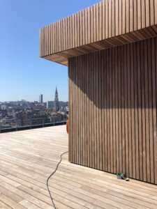 Bardage en bois - Brucity terrasse et bardage frêne BMT thermotraité - Hout Info Bois