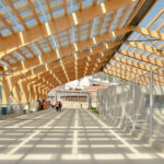 Halle couverte avec charpente en bois lamellé-collé