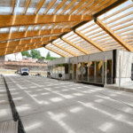 Halle couverte avec charpente en bois lamellé-collé