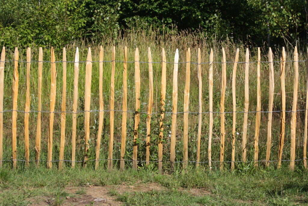 Image d'une clôture en piquets de bois naturels